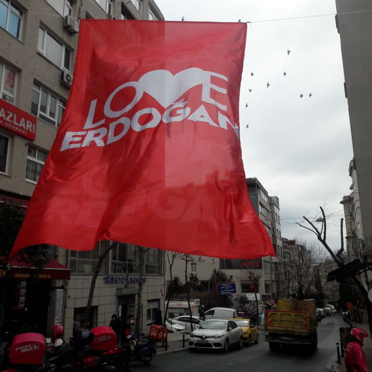 Vlag boven de straat Siraselviler in het centrum van Istanbul. Beeld Rob Vreeken