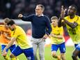 Henk de Jong en zijn spelers tijdens het duel van vorig seizoen met Ajax.