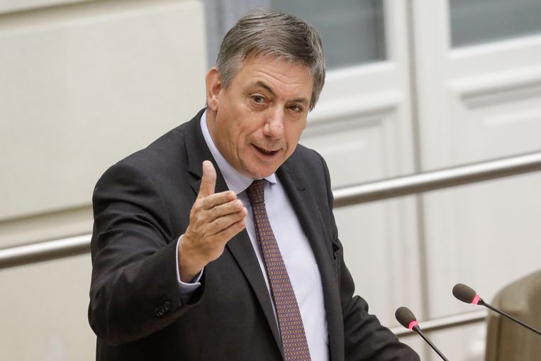 Joël De Ceulaer: “In Vlaanderen spreekt haast niemand nog mooi Nederlands. Laat Vlaams minister-president Jan Jambon zelf maar het goede voorbeeld geven.”
 Beeld BELGA