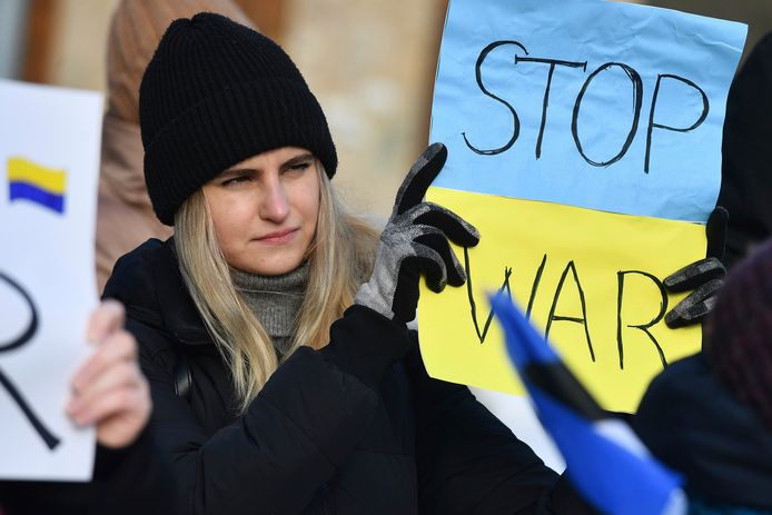 Een vrouw protesteert tegen de oorlog in Oekraïne voor het Russische consulaat-generaal in Narva, Estland.