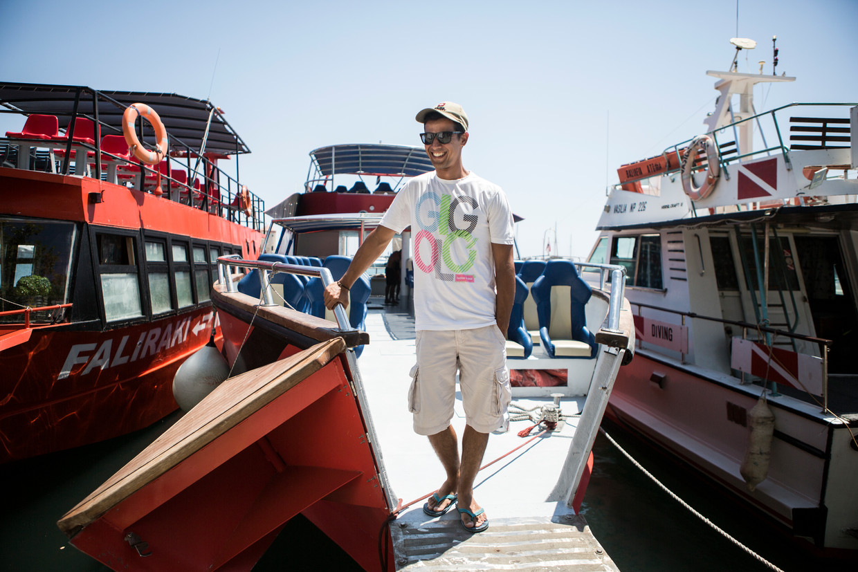 Aris Martakis is kapitein van een toeristenboot. ‘Twee dagen niet varen? Dat is onmogelijk.’   Beeld Gerrit-jan Ek
