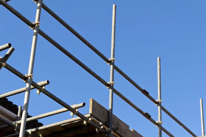 Aan de Leidenweg in de Arnhemse wijk Elderveld worden volgend jaar de steigers opgetrokken voor de  bouw van 71 appartementen in de sociale huursector.