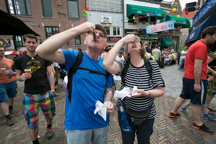 Haring happen bij de finish van de Haring & Bier Wandeltocht: dit jaar kan het weer.