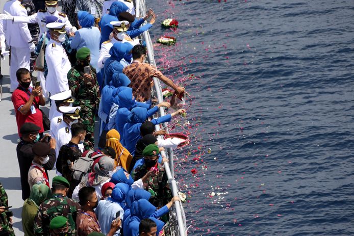 Gezinnen en collega's van marineleden verspreidden bloembladen in de wateren van de ramplocatie, die ze vandaag bezochten tijdens een herdenkingsdienst.