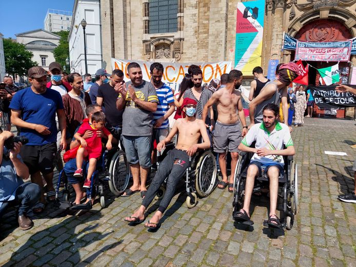 Sans-papiers beëindigen honger- en dorststaking in Brusselse Begijnhofkerk.