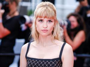 Angèle s’affiche pour la première fois sans son habituelle frange