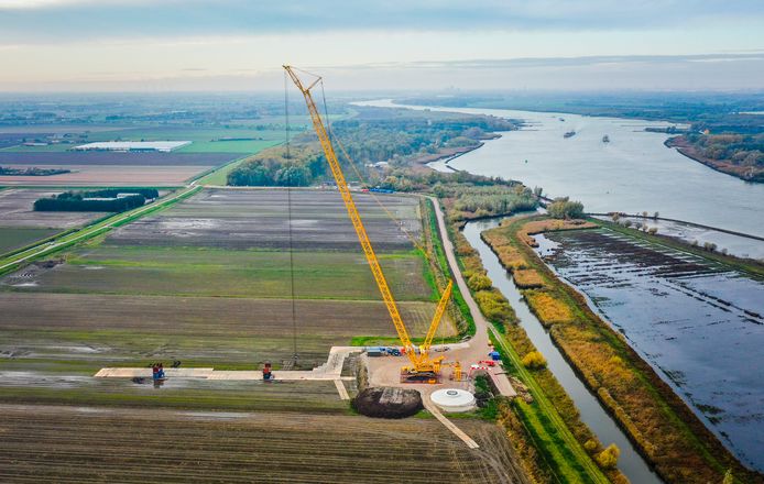 De eerste windmolen in polder De Buitenzomerlanden in Heinenoord in aanbouw.
