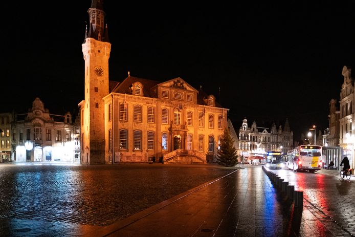 Het stadhuis van Lier baadt nog tot 10 december in een oranje licht.