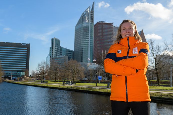 Renske van Beek voor vertrek naar Peking in Den Haag