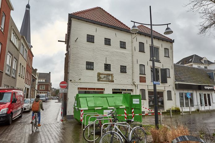 Het oude pakhuis aan de Basseroord waar jongerenappartementen moeten komen.