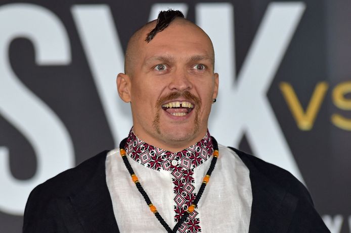 Oleksandr Usyk toonde zijn patriottische inborst bij de weging.