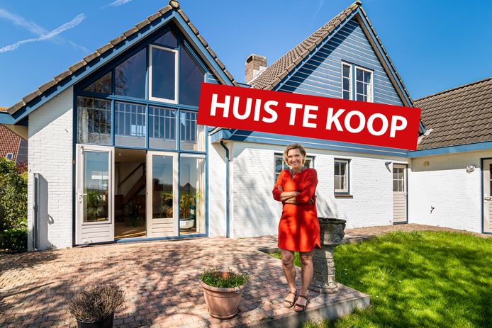 Dochter Liesbeth bij het huis van haar ouders.