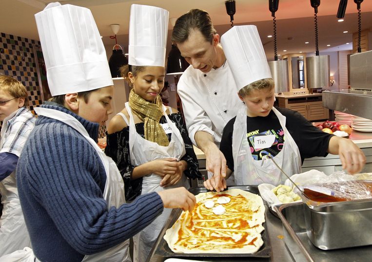 In restaurant Scossa in Amsterdam wordt een kinderkookklas gehouden, speciaal voor kinderen en hun ouders die worden bijgestaan door het Leger des Heils. Beeld ANP