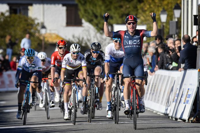Elia Viviani komt als eerste over de streep in de Provence.