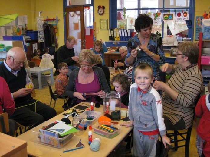 Kinderen knutselen samen met hun grootouders Illustratie.