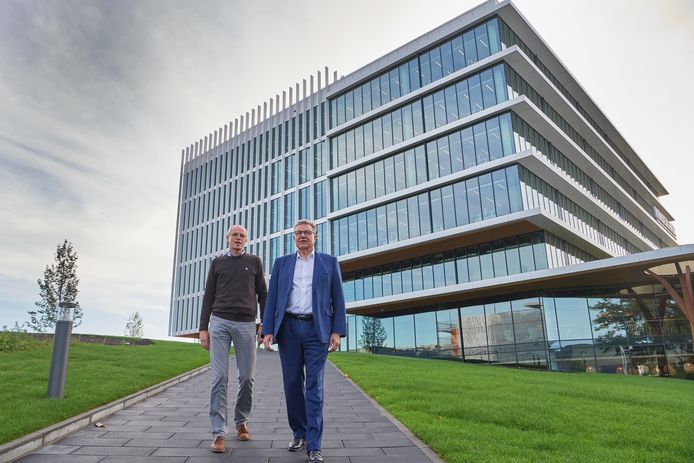 Erik-Jan Dik (links) en Herman Molenaar van Vanderlande voor het nieuwe gebouw van het sterk groeiende Veghelse bedrijf.