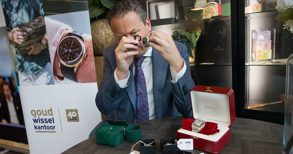 Bieden vanaf één euro: Goudwisselkantoor in Klaaswaal veilt diamanten juwelen en horloges | Hoeksche