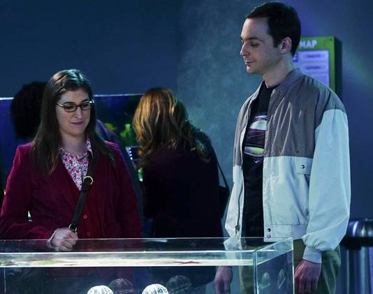 Mayim Bialik samen met Jim Parsons in de reeks 'The Big Bang Theory'.