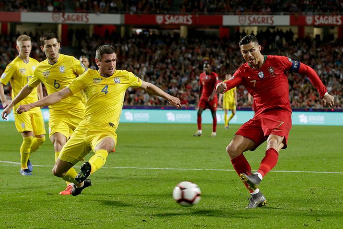 Sergii Kryvtsov in duel met Cristiano Ronaldo.