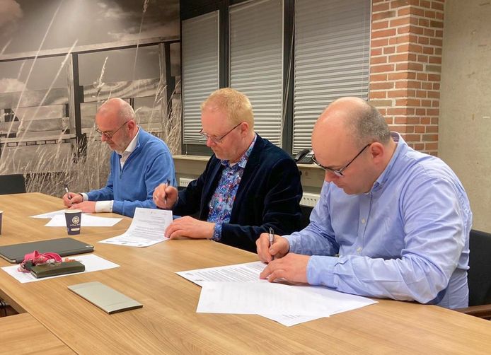Tom Platvoet (ZVV De Esch), wethouder Rob Christenhusz en Mark van Gils (vv Oldenzaal, vlnr) ondertekenen de intentieverklaring waarin beide clubs aangeven samen gebruik te maken van sportpark De Weschterik.