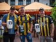 Op initiatief van Telly Juyn trok donderdagmiddag een groep Vitesse-supporters met collectebussen door de Arnhemse binnenstad om geld in te zamelen voor hun club. Van links naar rechts: Paul Boekhorst, Telly Juyn en Jeffrey van Ingen.