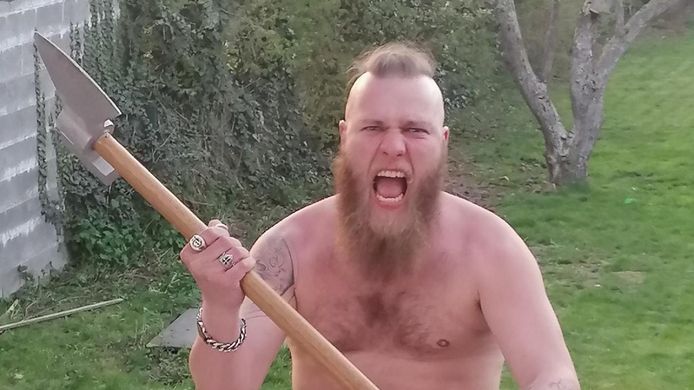 Julien Reintjens, élu MR et conseiller communal à Châtelet, était présent à la Boum 2. Voilà la photo qu'il a diffusée sur ses réseaux avant de s'y rendre.