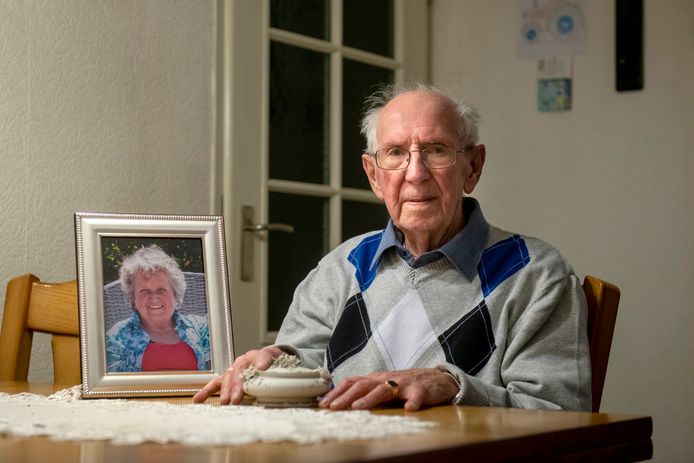 Henk Zuiderhoek (80) uit Westervoort was vorige week dinsdag net op pad om de as van zijn overleden vrouw uit te strooien toen er in zijn huis werd ingebroken.