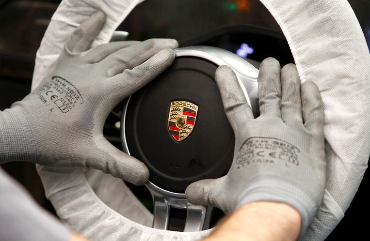 De Porsche-fabriek in Stuttgart. De vijf autoreuzen hadden de afgelopen twintig jaar meer dan duizend ontmoetingen. Beeld REUTERS