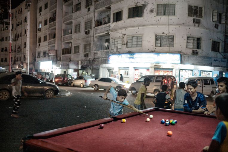 Kinderen poolen op straat in Aden. Beeld Olivier Laban-Mattei / MYOP