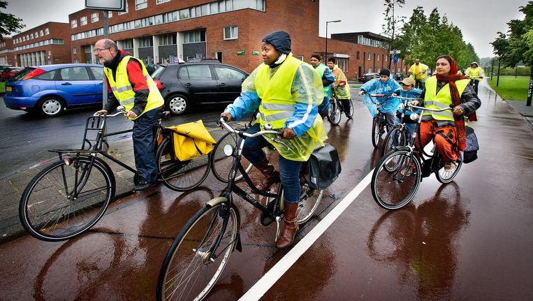 Een van de activiteiten van Kansrijk in het verleden: fietslessen in Zuidoost. Dit is geen onderdeel van het leer-werktraject van Goed Werk. Beeld Klaas Fopma (www.klaasfopma.nl)