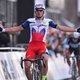 Topfavoriet Alexander Kristoff wint incidentrijke Ronde