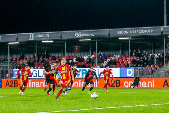 Luuk Brouwers schiet raak vanaf elf meter en brengt GA Eagles aan de leiding tegen Almere City.