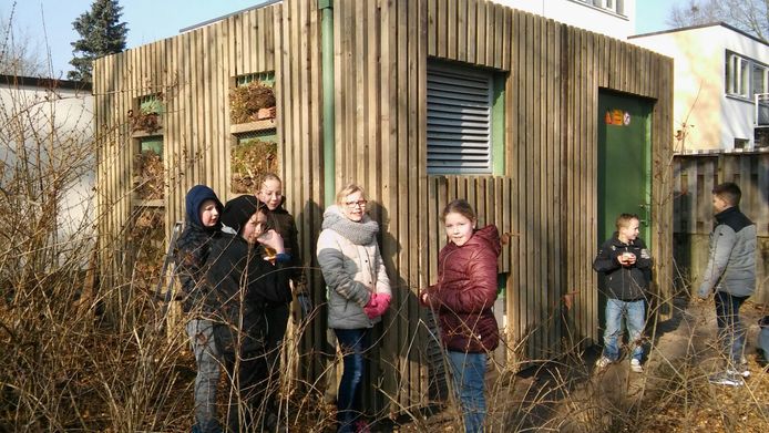 Leerlingen van Saltoschool Hanevoet bezig met het ‘aankleden’ van
het transformatorhuisje in de Gestelse wijk Hanevoet.