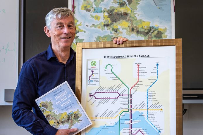 Pix4Profs-Ron Magielse
olv-docent martin van mousch met zijn boek hemel en hel in kaart.