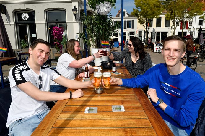 Gezelligheid alom op een drukke Hof in Amersfoort, even nadat de terrassen voor het eerste sinds een halfjaar weer open zijn.