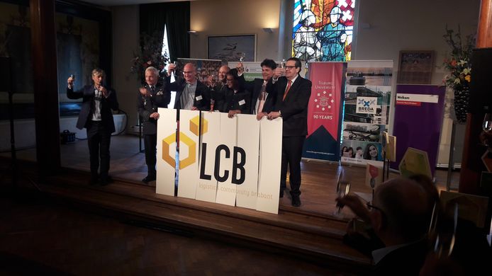 Alle partners verbonden aan het nieuwe Logistics Community Brabant presenteren het nieuwe logo tijdens de aftrap.