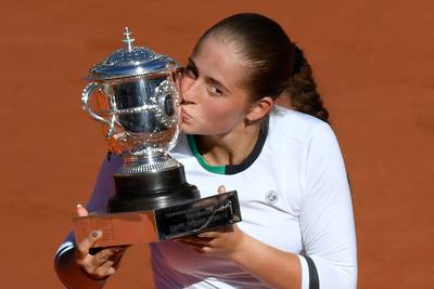 Ongeplaatste Ostapenko stunt met titel op Roland Garros