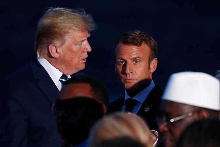 Donald Trump praat tegen de Franse president Emmanuel Macron bij een fotoshoot voor de G7 in Biarritz. Beeld EPA