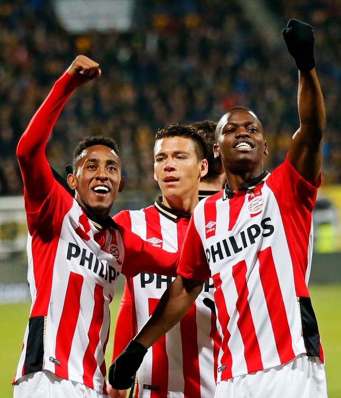 PSV wint in Kerkrade in 2016 en Joshua Brenet, Héctor Moreno en Nicolas Isimat-Mirin vieren dat.