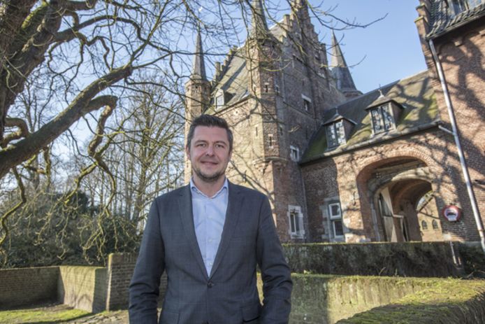 Bas van de Laar bij de donjon van het Gemertse kasteel. foto Ton van de Meulenhof