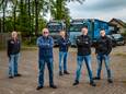 Grondverzet, automakelaardij en transport: de familie Jolink uit Diepenveen heeft rubber door de aderen lopen. Vlnr: Henk, Hans, Jan-Willem, Marcel en Luuk Jolink.