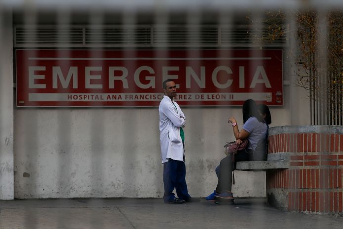 Een arts staat buiten het Ana Francisca Perez de Leon ziekenhuis in Caracas. Veel operaties en behandelingen moesten worden uitgesteld.