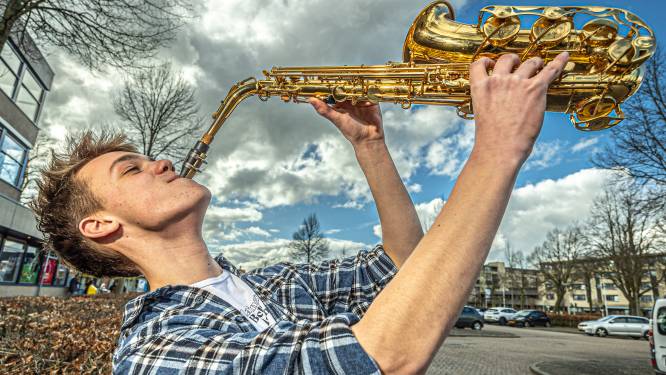 Joanan (14) uit Lierderholthuis mag spelen in Zwolse bigband: ‘Candy Dulfer vertelt verhaal met haar sax’