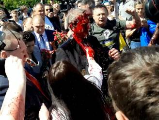 Het moment waarop Russische ambassadeur rode verf in zijn gezicht krijgt