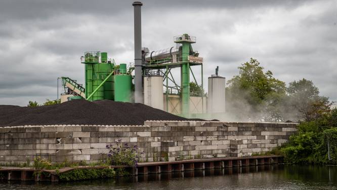 Zorgen over ‘giftige’ uitstoot van Deventer asfaltcentrale: ‘We moeten hier zo snel mogelijk vanaf’
