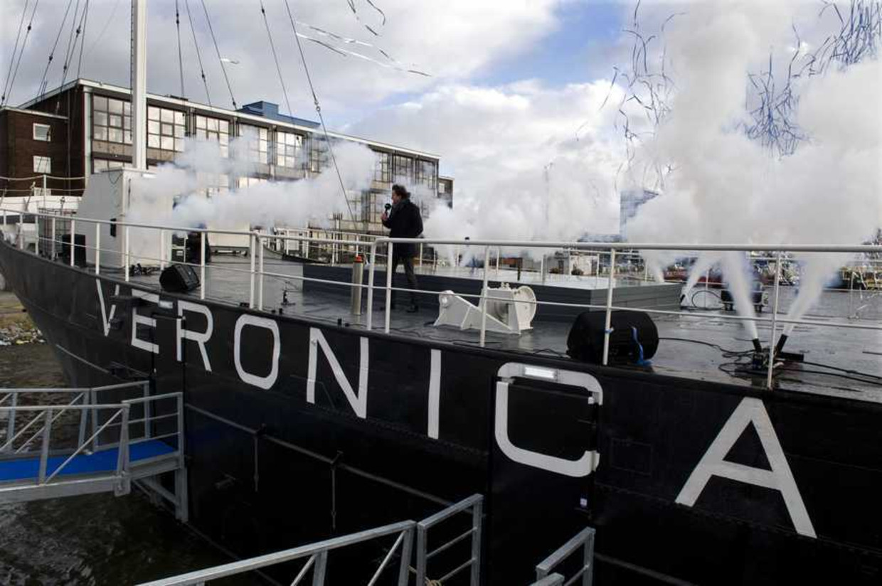 Erik de Zwart geeft het startschot voor de Top 1000 Allertijden vanaf het voormalige zendschip van Radio Veronica. Beeld anp
