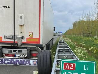 Flinke file op A2 tussen Best en Boxtel door een vrachtwagen met pech, ook vertraging op omleidingsroute
