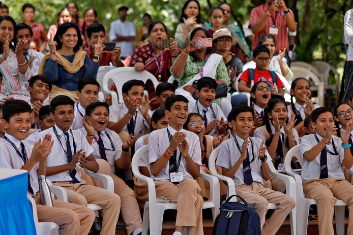Schoolkinderen juichen terwijl ze een live-uitzending volgen van de lancering.