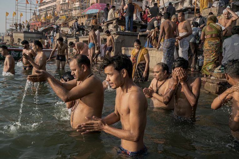 Hindoes baden in de Ganges. Beeld NYT