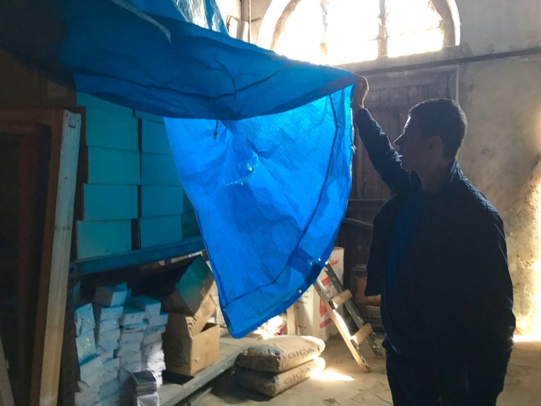 Magdid Fodil laat een stapel bijbels zien, die in de garage van de Protestantse Kerk in Algiers wachten op verspreiding. Beeld Anoniem